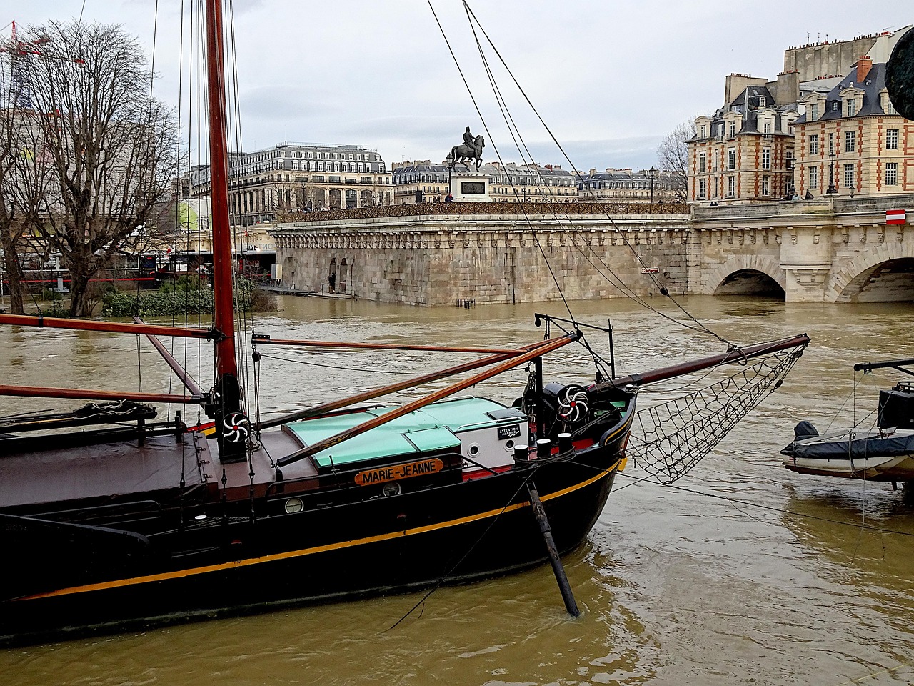 Along the Seine by yacht then Montmartre and the Marais