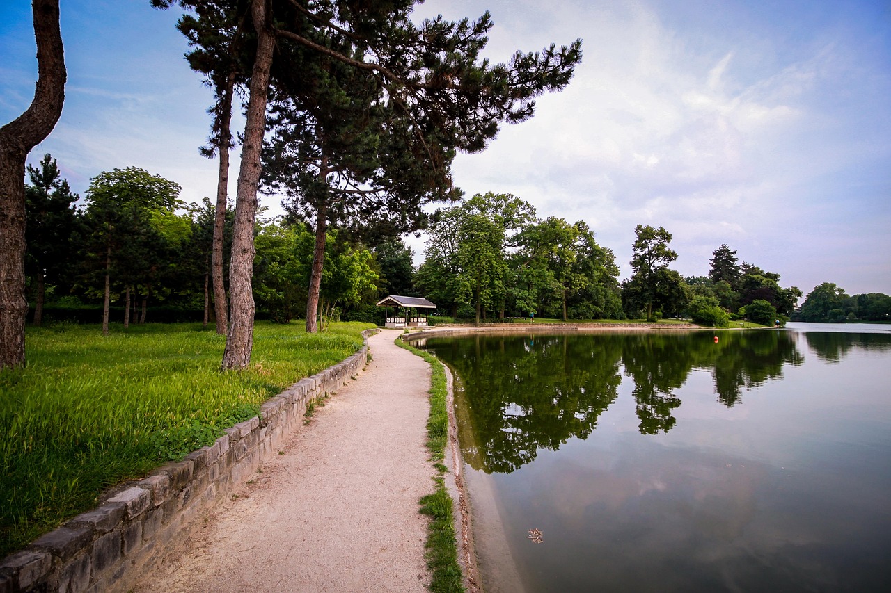 Bois de Boulogne and other beautiful parks in Paris