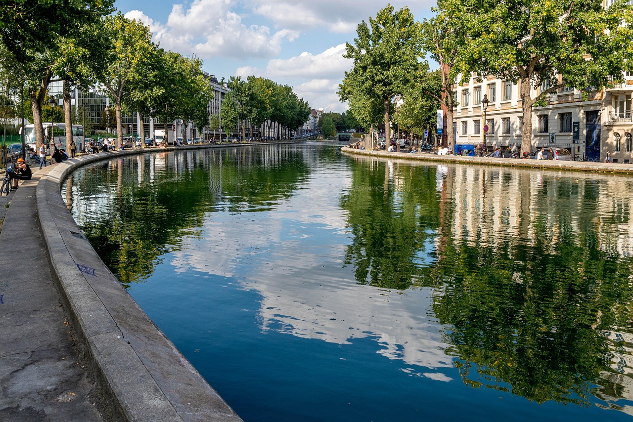 Discover the Canal Saint-Martin in the vibrant 10th arr and its Parisian footbridges