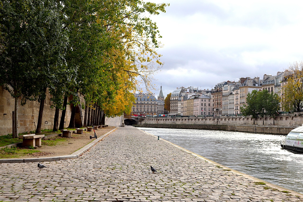 Walk along Canal Saint-Martin from République to quai de valmy and quai de jemmapes