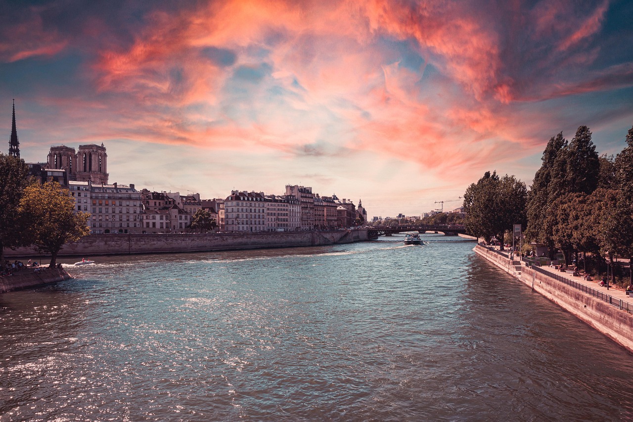 Seine River Cruise at Twilight Gourmet and Golden Paris on the water