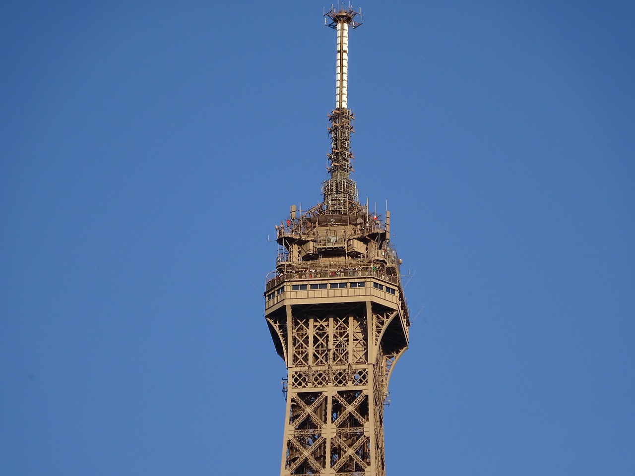 Interesting facts on the way to the top floor across Eiffel Tower observation decks