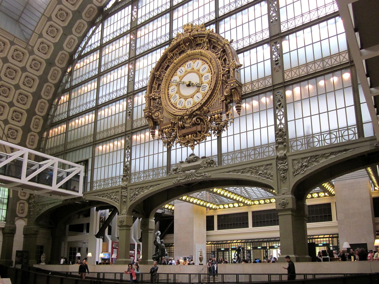 Musée d'Orsay a former station with luminous art