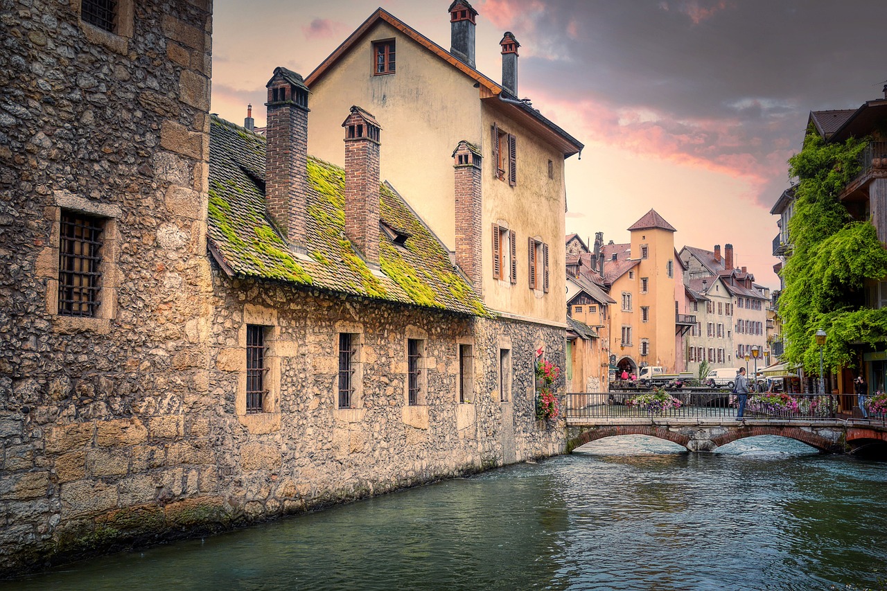A guide to Annecy the Venice of the Alps in France, framed by lake and mountains