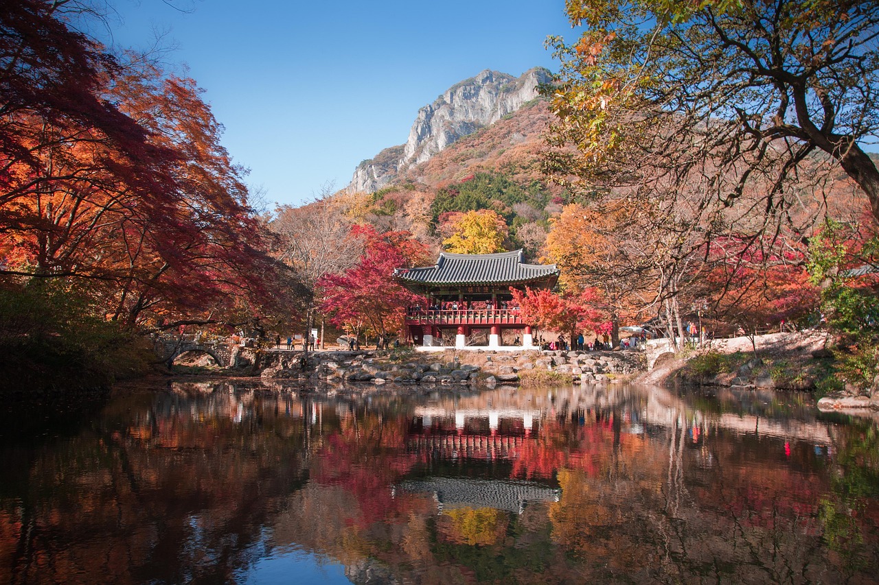 Best times to visit South Korea by season with tranquil temple scenery