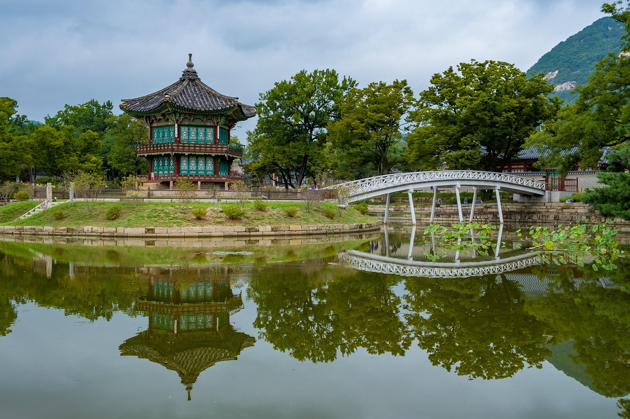 Best times to visit Seoul and time to visit South Korea for luxury travel at a palace pavilion