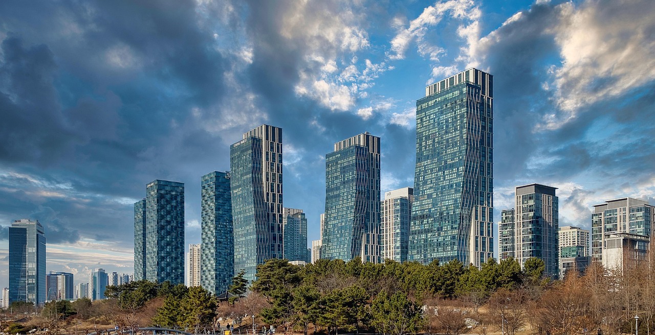Travel tips to South Korea for the best times and seasons in a modern Seoul skyline