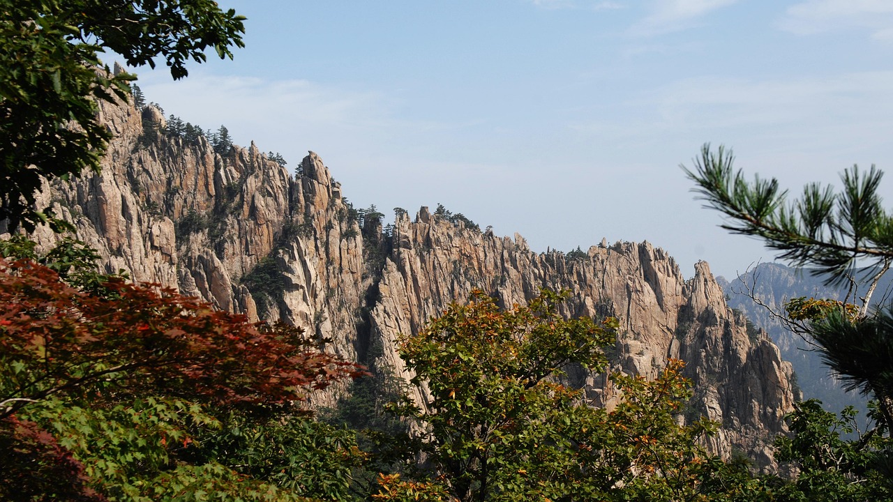 Best time to visit South Korea for autumn foliage in Seoraksan National Park