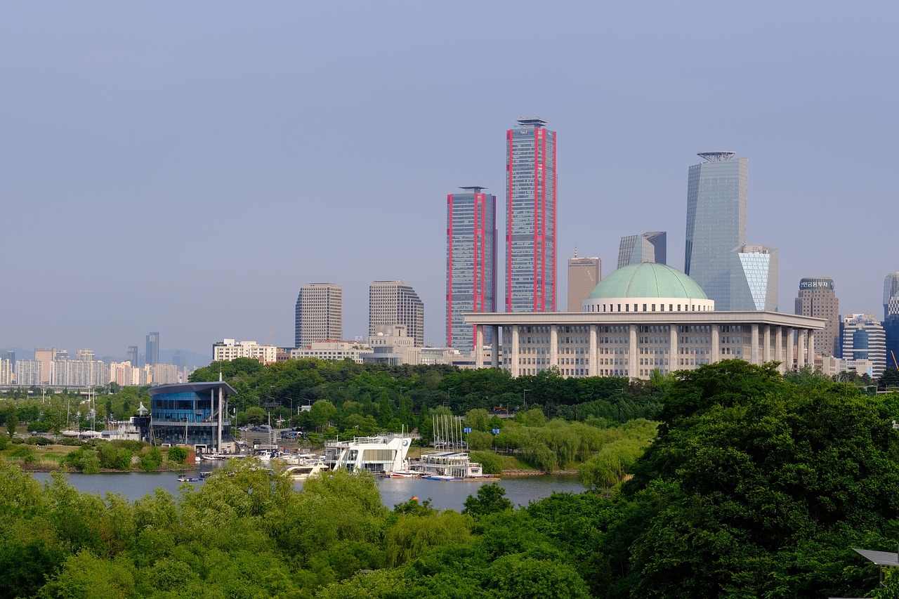 Cherry blossoms in Seoul best places for early bloom at Yeouido Park and Seokchon Lake