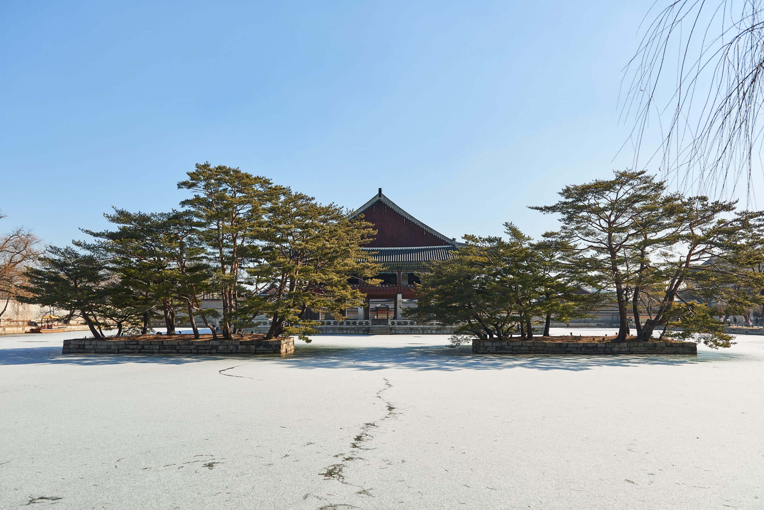 Snowy palace courtyards and crisp morning light—what a January stay in Seoul can feel like.