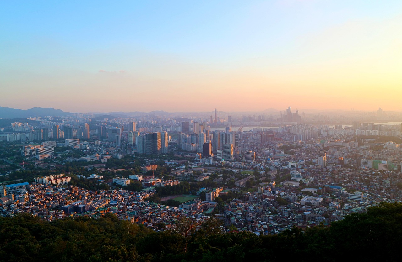 Best time to visit Seoul and South Korea at a glance with luxury timing and city light
