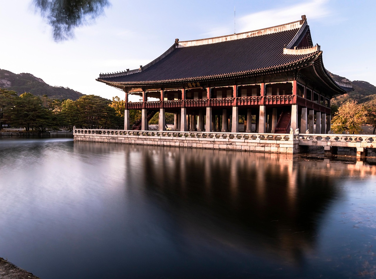 Seoul Royal History Gyeongbokgung to Changdeokgung in a private palace tour