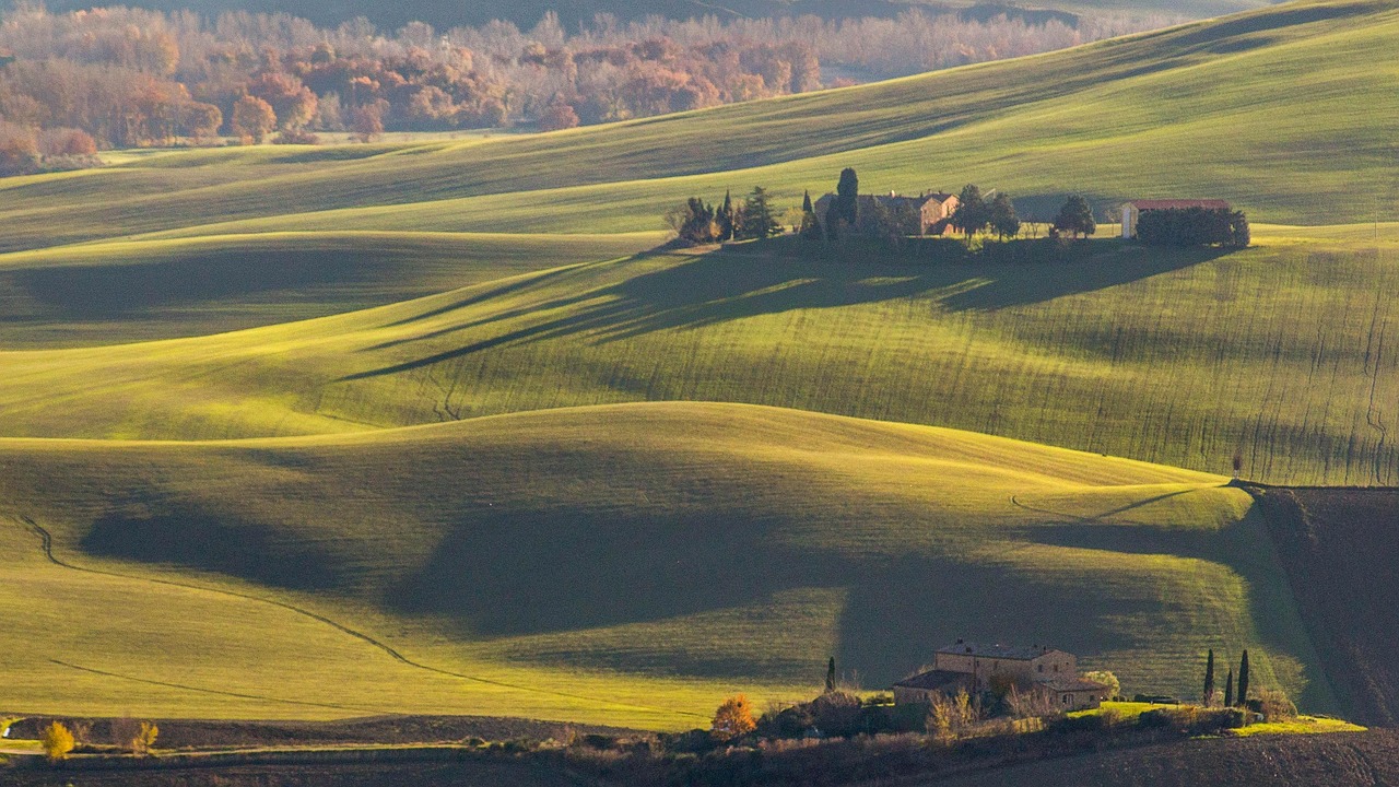 Valley Trails and Sky Views in the Tuscan Countryside near Val d'Orcia