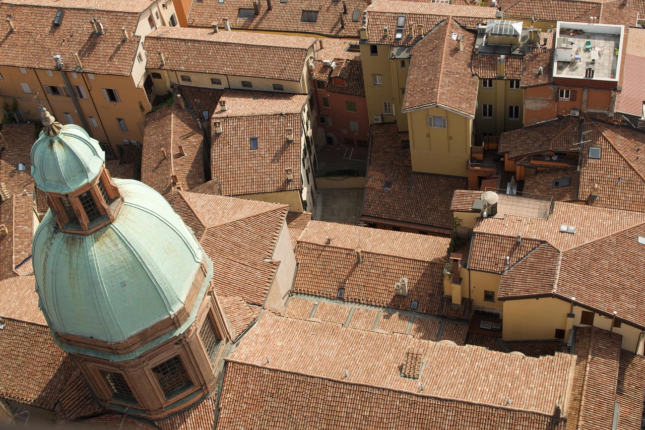 Towers and porticoes of Bologna with an exclusive walking tour through medieval streets