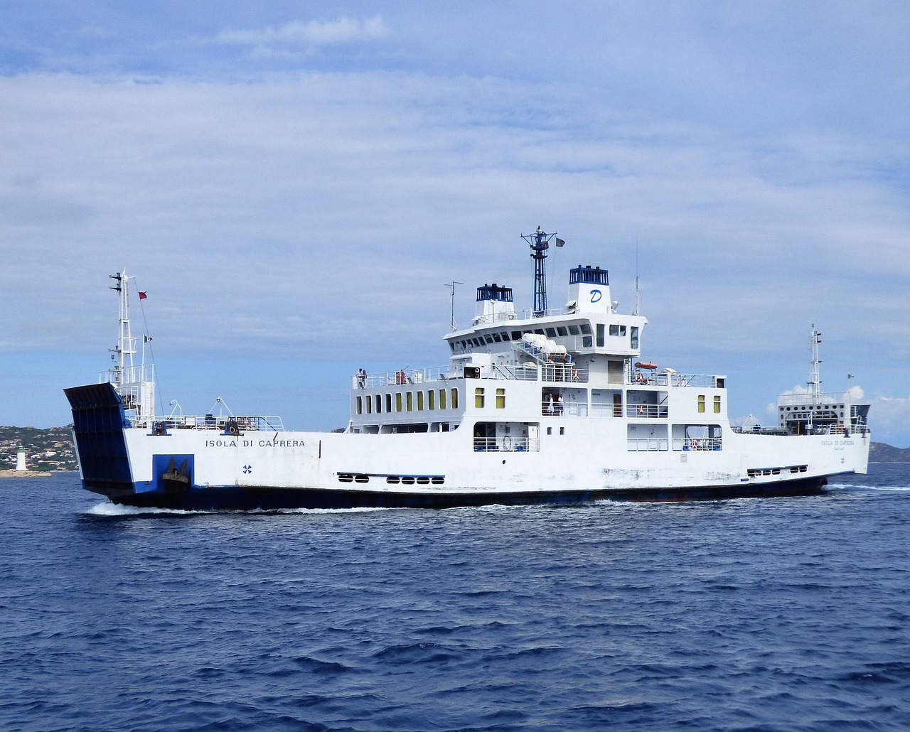 How to design a seamless luxury island hop in Italy for Italy islands itinerary luxury ferries flights yacht charter tips