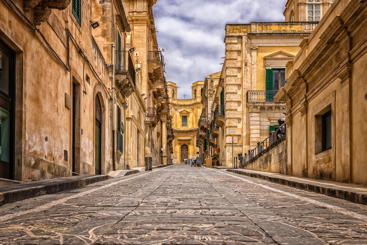 Historic centre of Naples and Spaccanapoli strolls – the city’s living stage