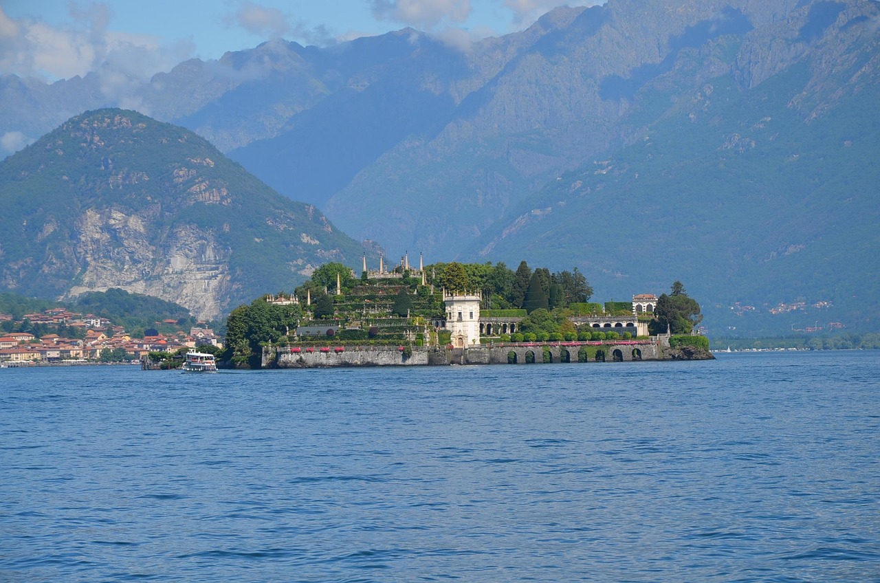 Seamless Arrival and Tourist Information Milan to Stresa with calm Lake Maggiore waters