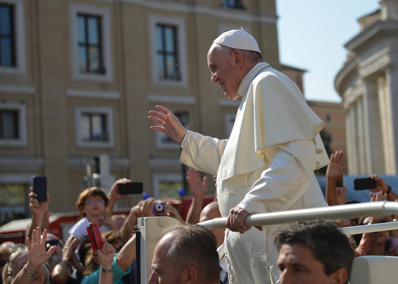Papal Rome Moments Angelus Etiquette and Meaning with crowds in St Peter’s Square