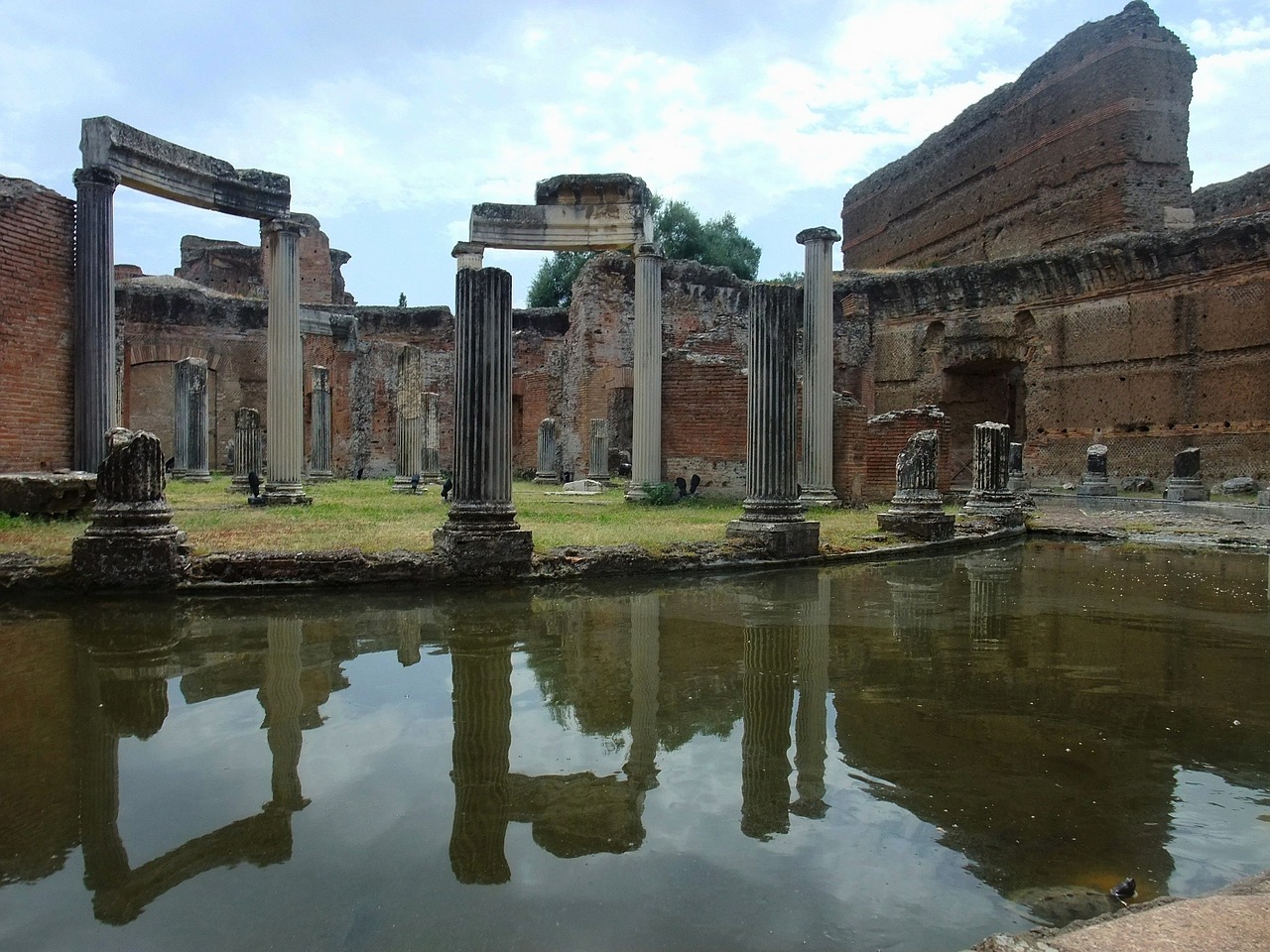 Villa Adriana in Tivoli Why This UNESCO World Heritage Site Feels Endless, a wide view across the ruins