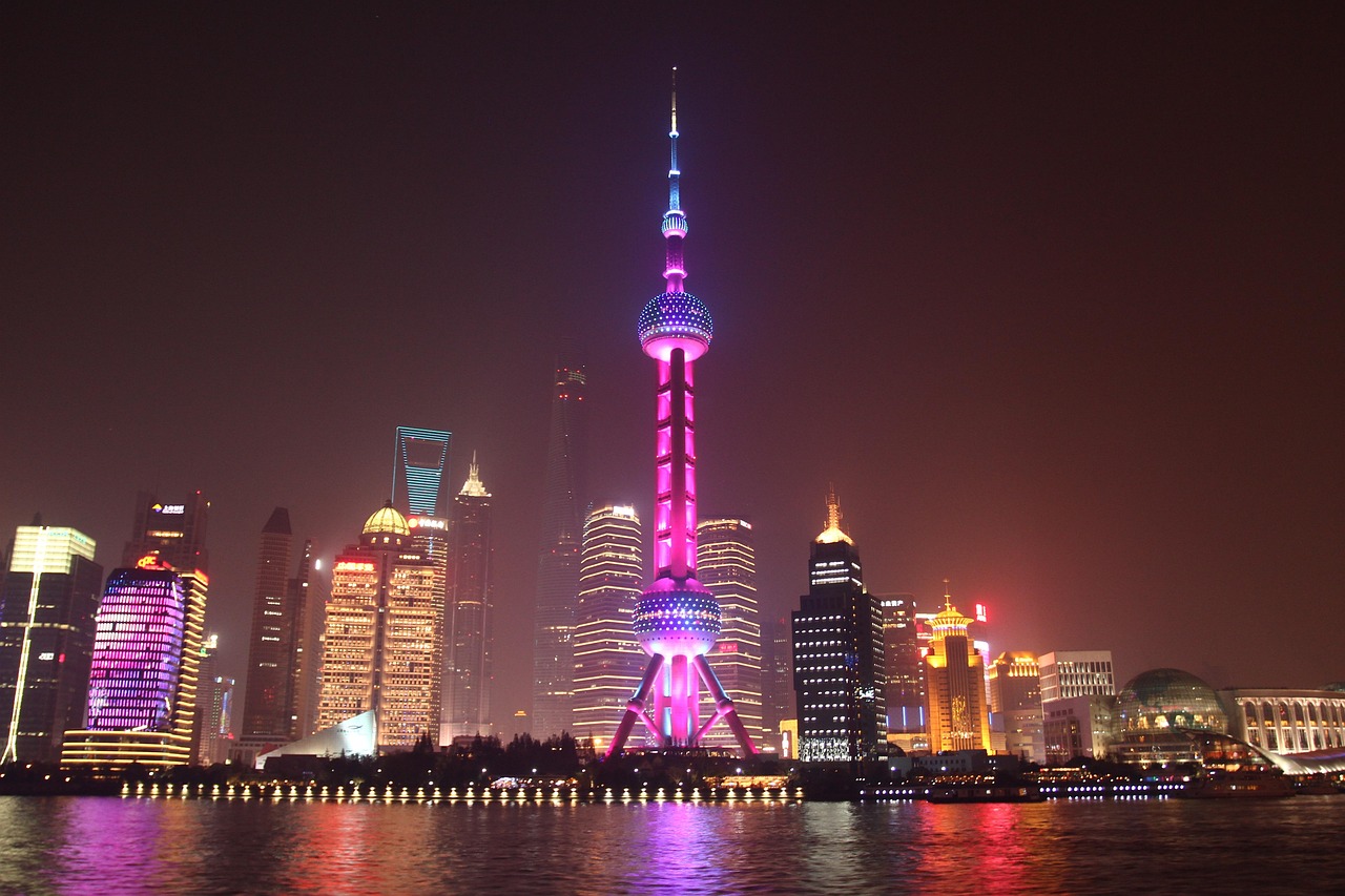 Shanghai Modern Glamour and the Bund After Dark with Luxury Hotels