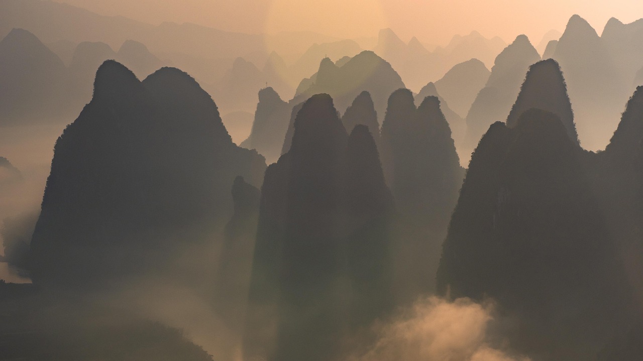 Guilin to Yangshuo the Li River in luxury with karst peaks