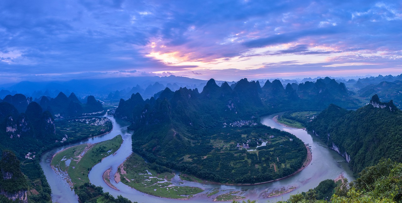 Li River tour from Elephant Trunk Hill in Guilin towards Yangshuo and karst scenery