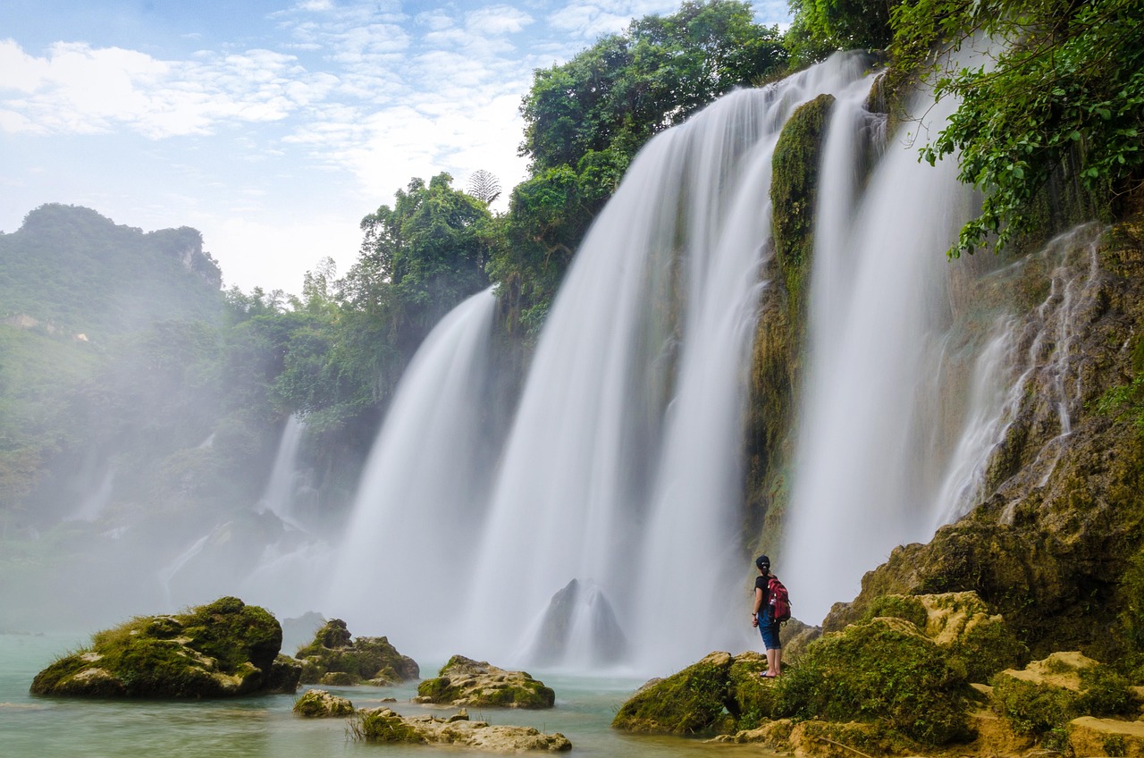 Waterfalls and boardwalk adventures from Nuorilang to Pearl Shoal in Jiuzhaigou