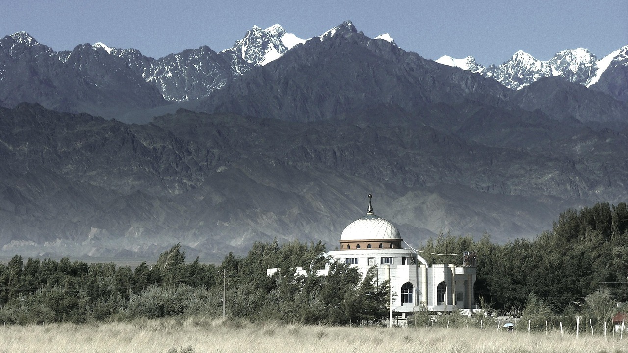 Id Kah Mosque and the Khoja Mausoleum with respect