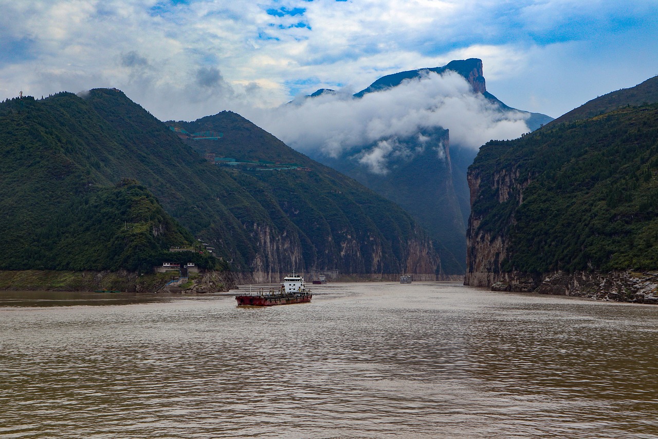 Minjiang boat tour views plus Mount Emei trails and temples