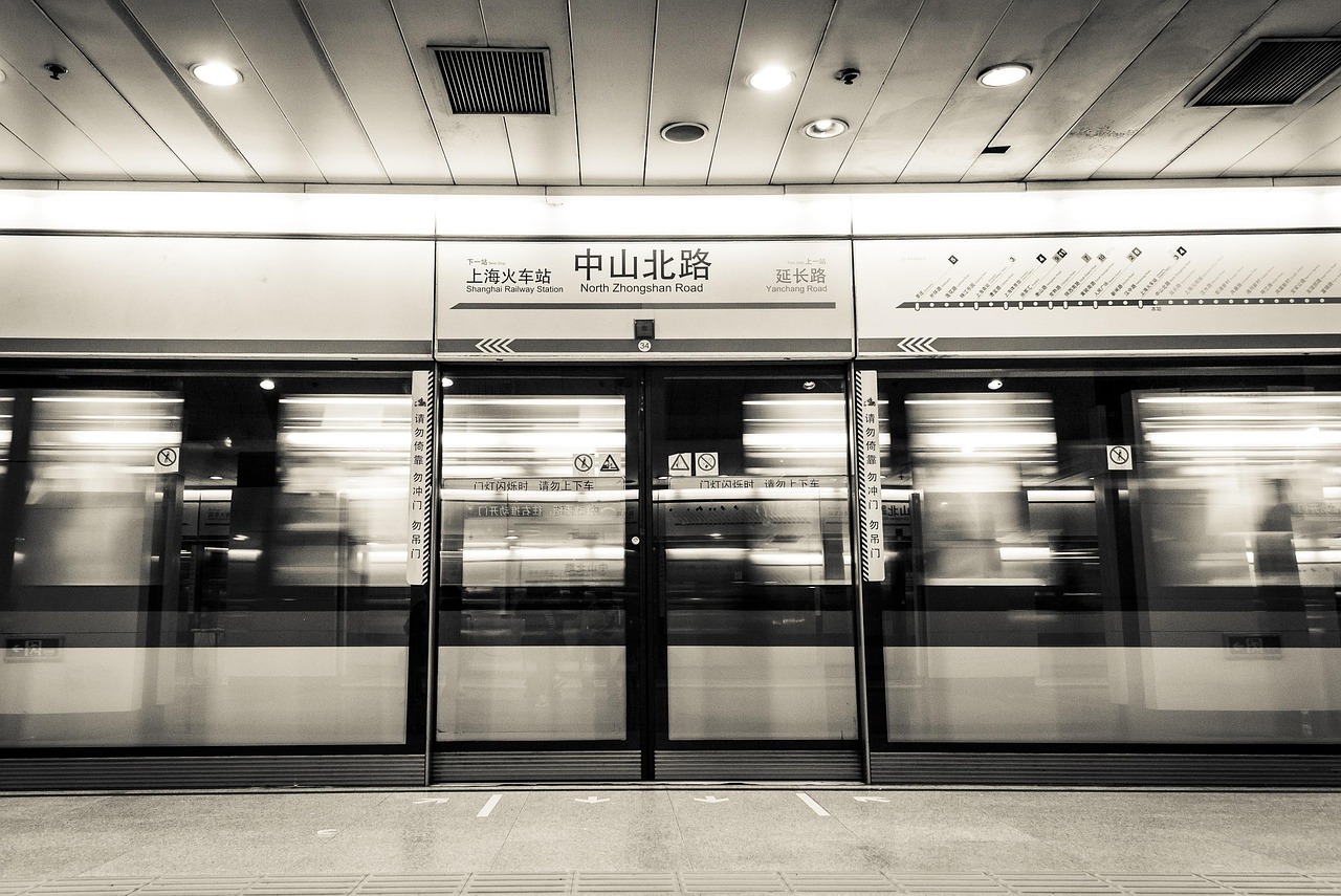 Temple in Shanghai logistics via metro to Longhua Temple Station