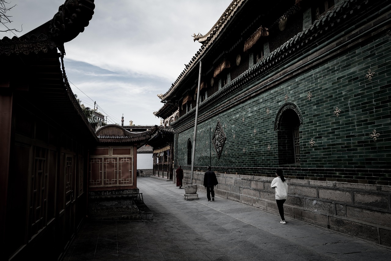 Explore Longhua Temple halls statues and the central axis