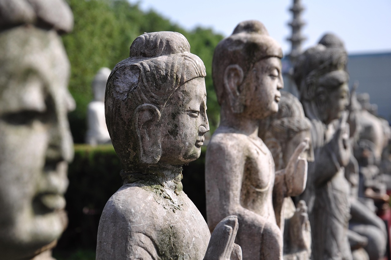 West Hill and East Hill route for caves statues and views at Longmen Grottoes