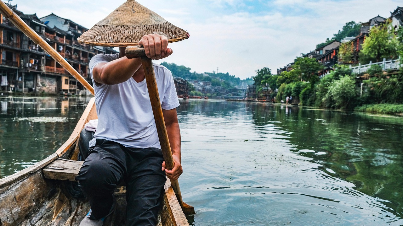 Xiangshan Temple Yi River sunsets and night visits in Luoyang near Longmen Grottoes