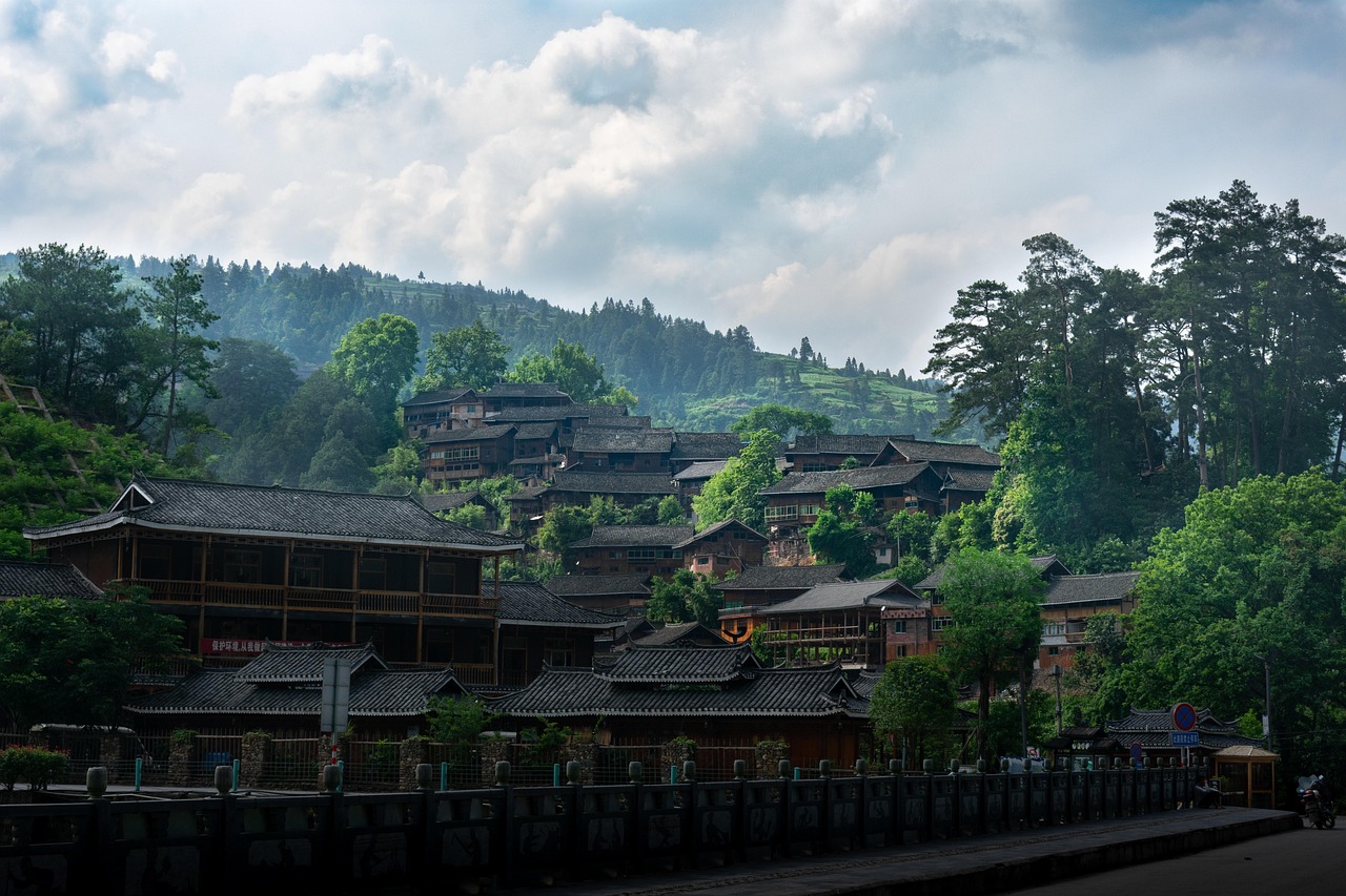 Local culture with Tujia and Miao crafts inside the Wulingyuan story