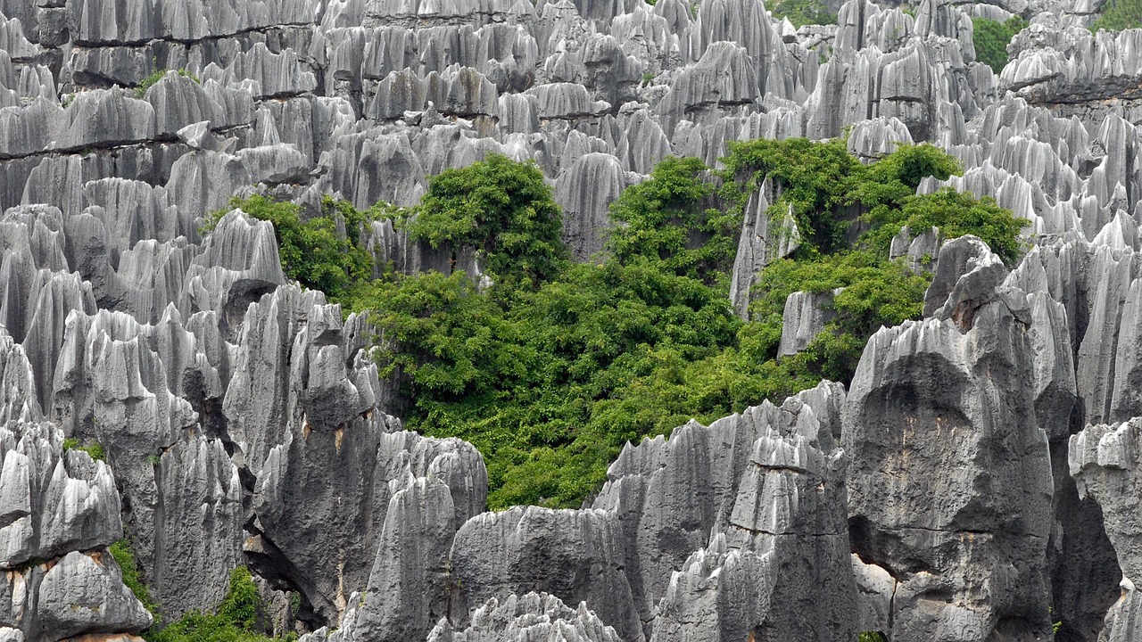 Kunming to Shilin Getting There Smoothly with an easy road journey to the Stone Forest