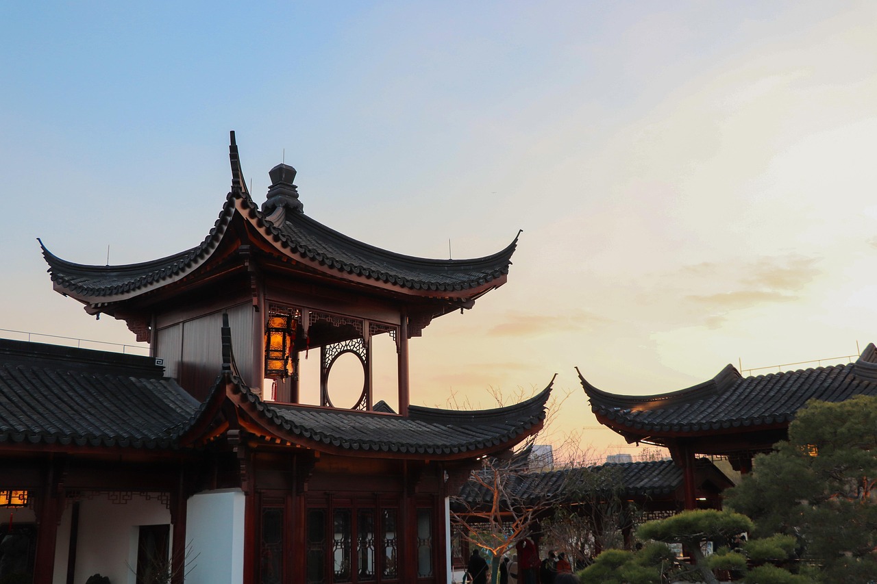 Uncover Courts Halls and Cultural Relics Beyond the Lake at the Summer Palace