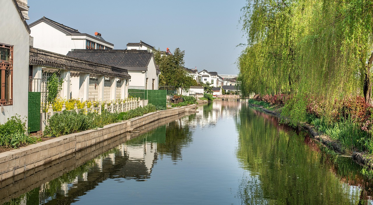 Suzhou Pingjiang Road old city local food tea houses beside the canal at night