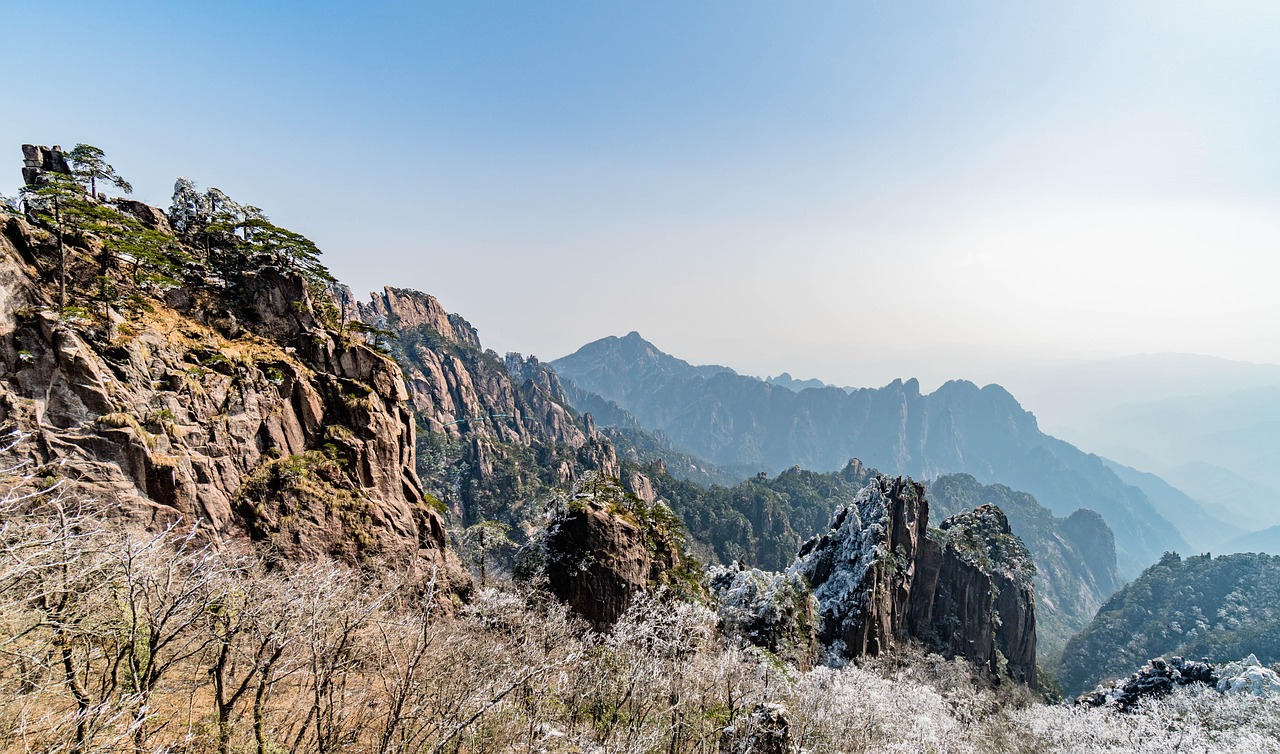 Chinas Tianmen Mountain near Zhangjiajie: scenic viewpoints, cliffs, and cableway access