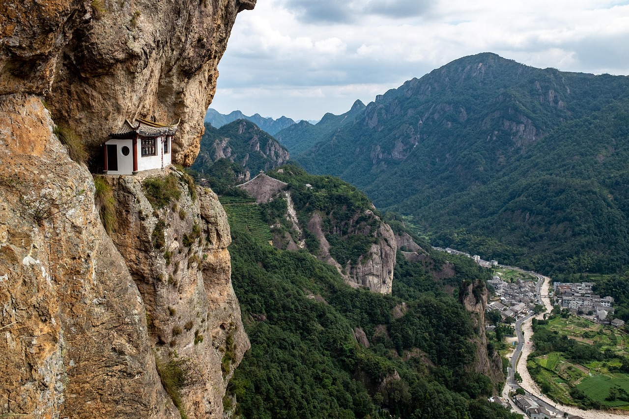 Cable car ride to the summit: panoramic views, trails, and temple culture in Zhangjiajie