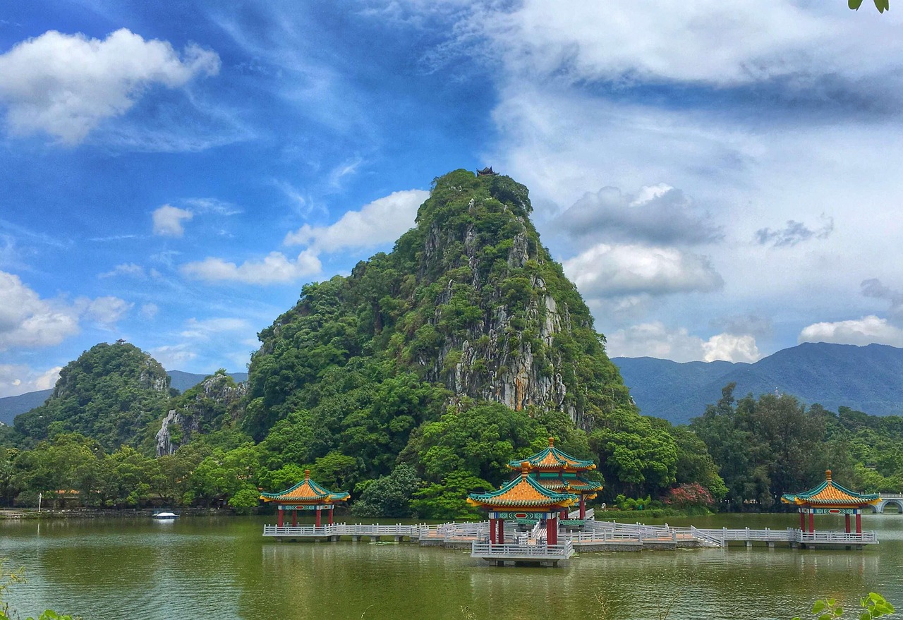 Yuexiu Mountain trails, lakes, and pavilions for quiet adventure