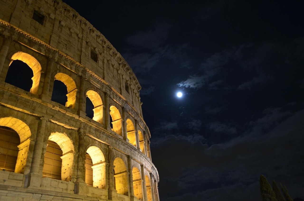 Night tour and local Monti to celebrate Rome after dark near the Colosseum