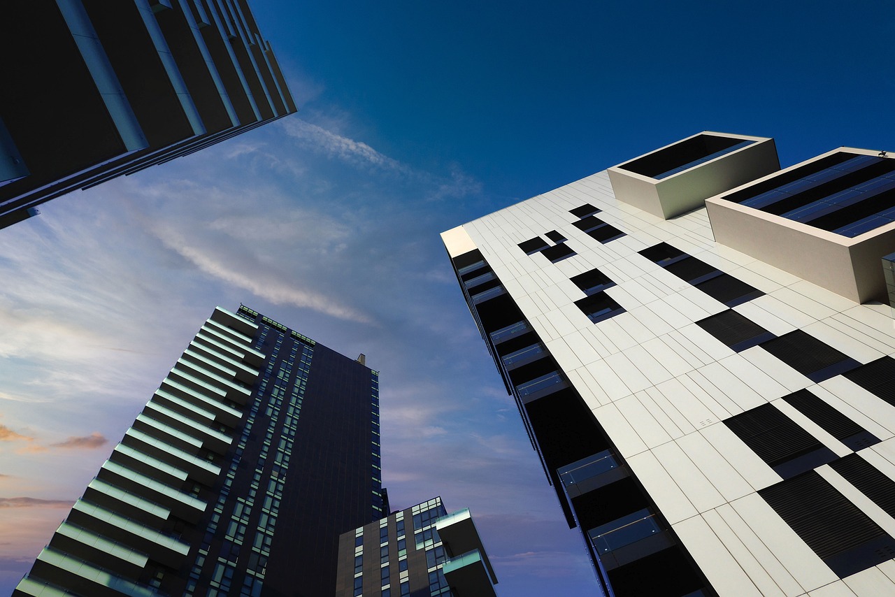 Milan travel guide first impressions in central Milan with elegant architecture and city life