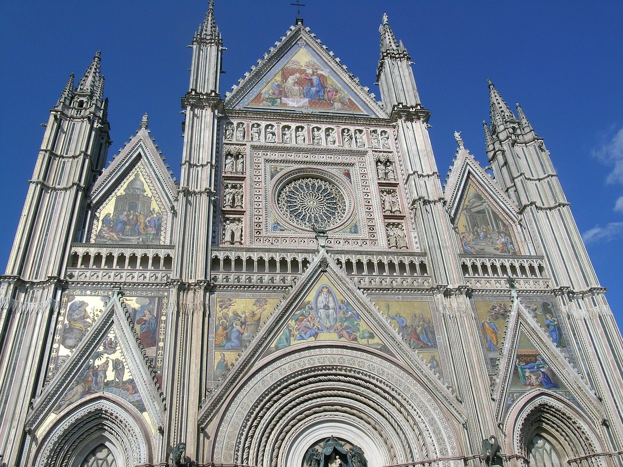Best day trips from Rome beyond Lazio including Orvieto duomo and other iconic cities