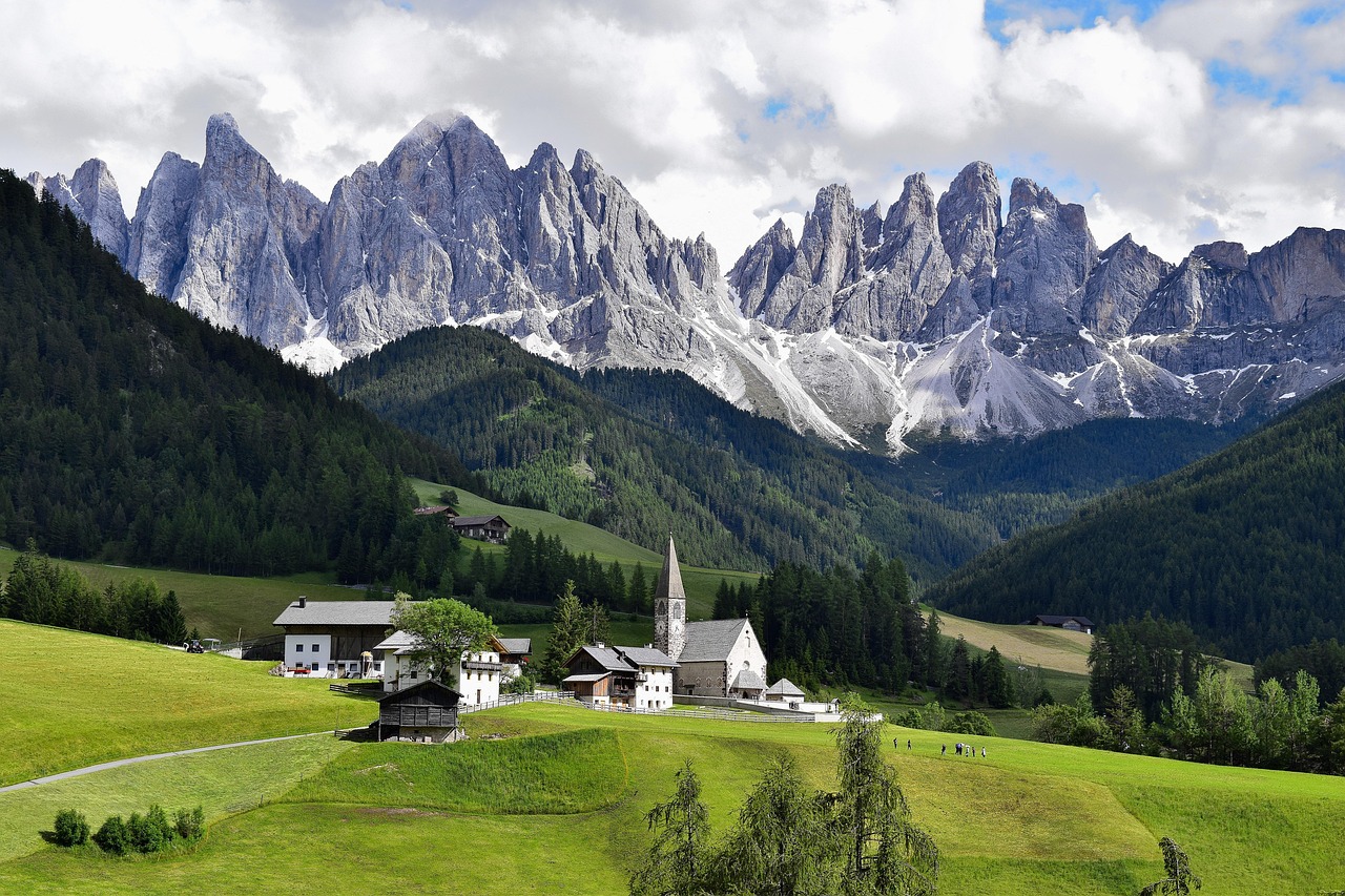 Monte Peglia hikes and day trips near Todi