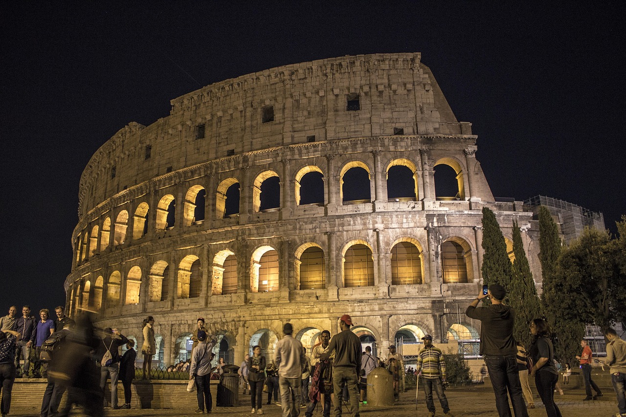 Colosseum and Roman Forum private guided tour at dusk