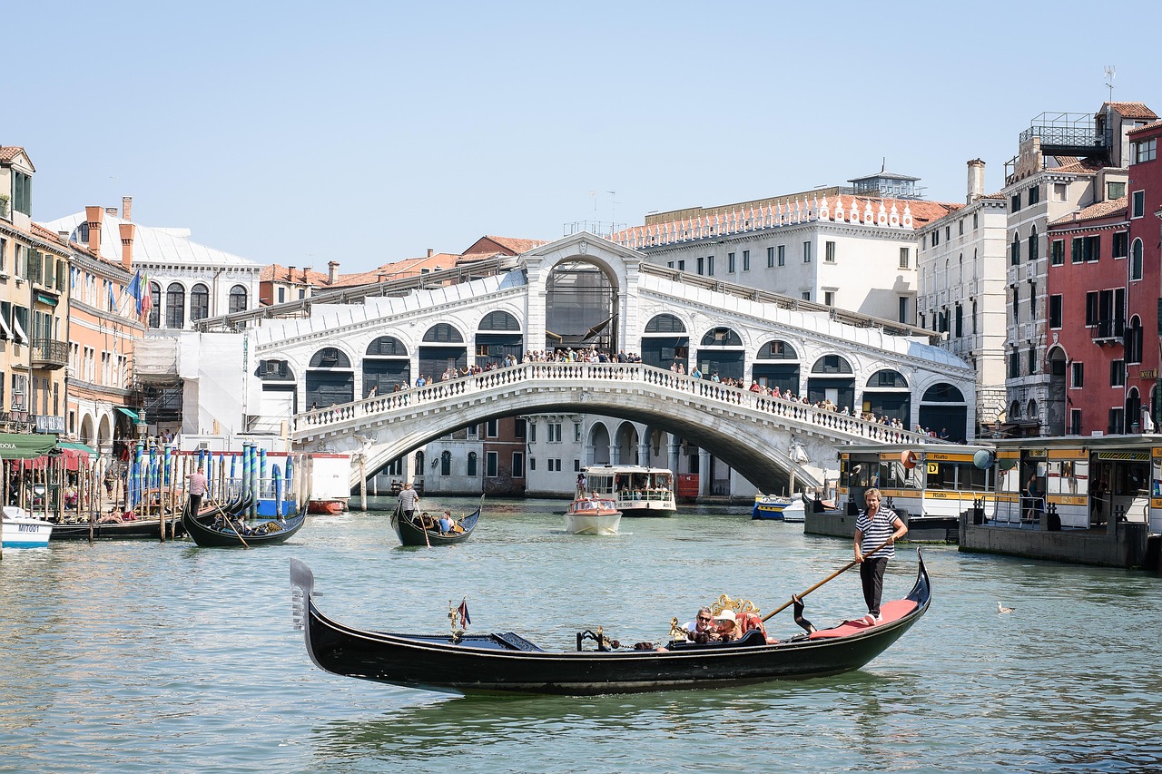 Rialto Bridge and local flavours at the Rialto Market in Venice