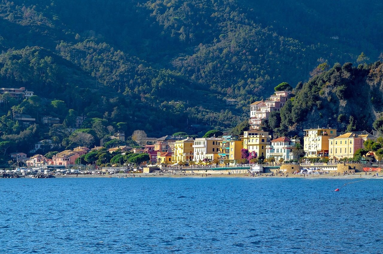 Hotels in Monterosso and how to get to Monterosso by train