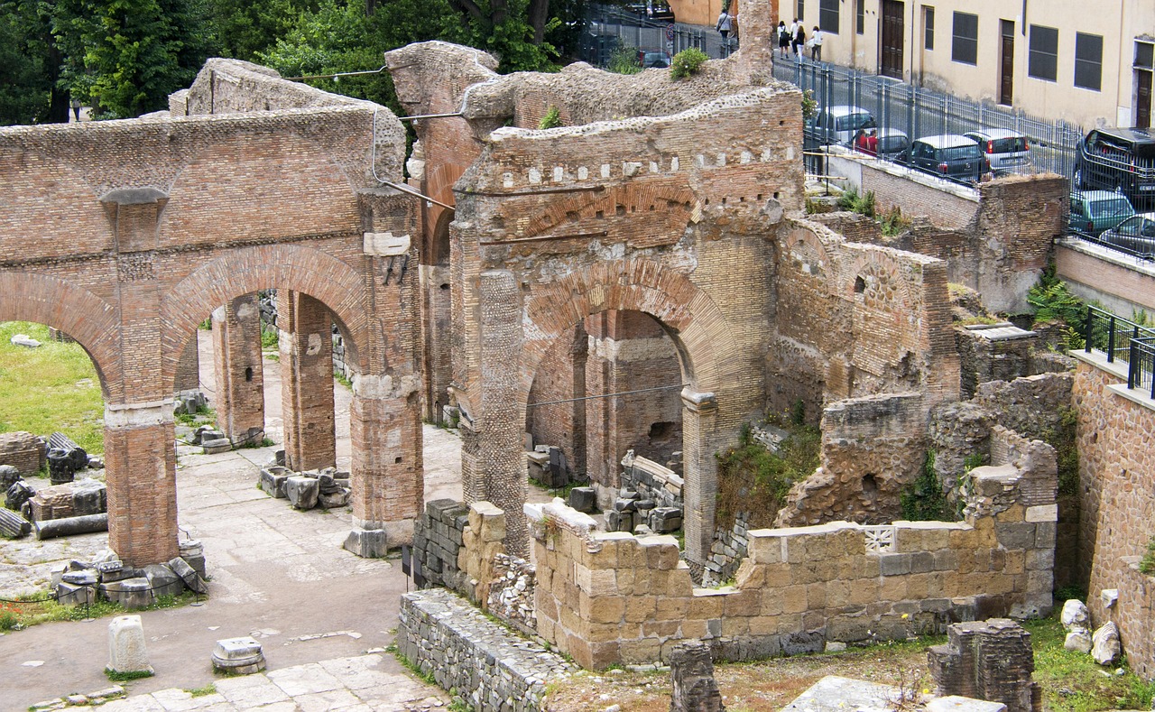 Ancient Rome tour at the Colosseum and Roman Forum in Rome with early light