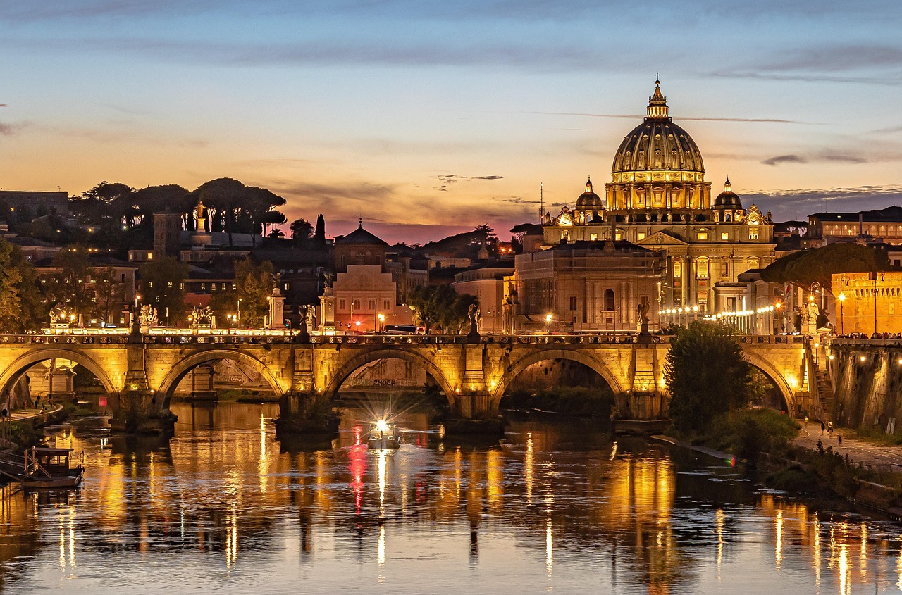 Design a Rome itinerary with confidence in the centre of Rome, tracing the Tiber between neighbourhoods