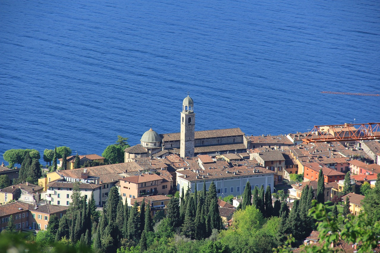 Getting to Salò at Lake Garda in Lombardy with a lakeside arrival view